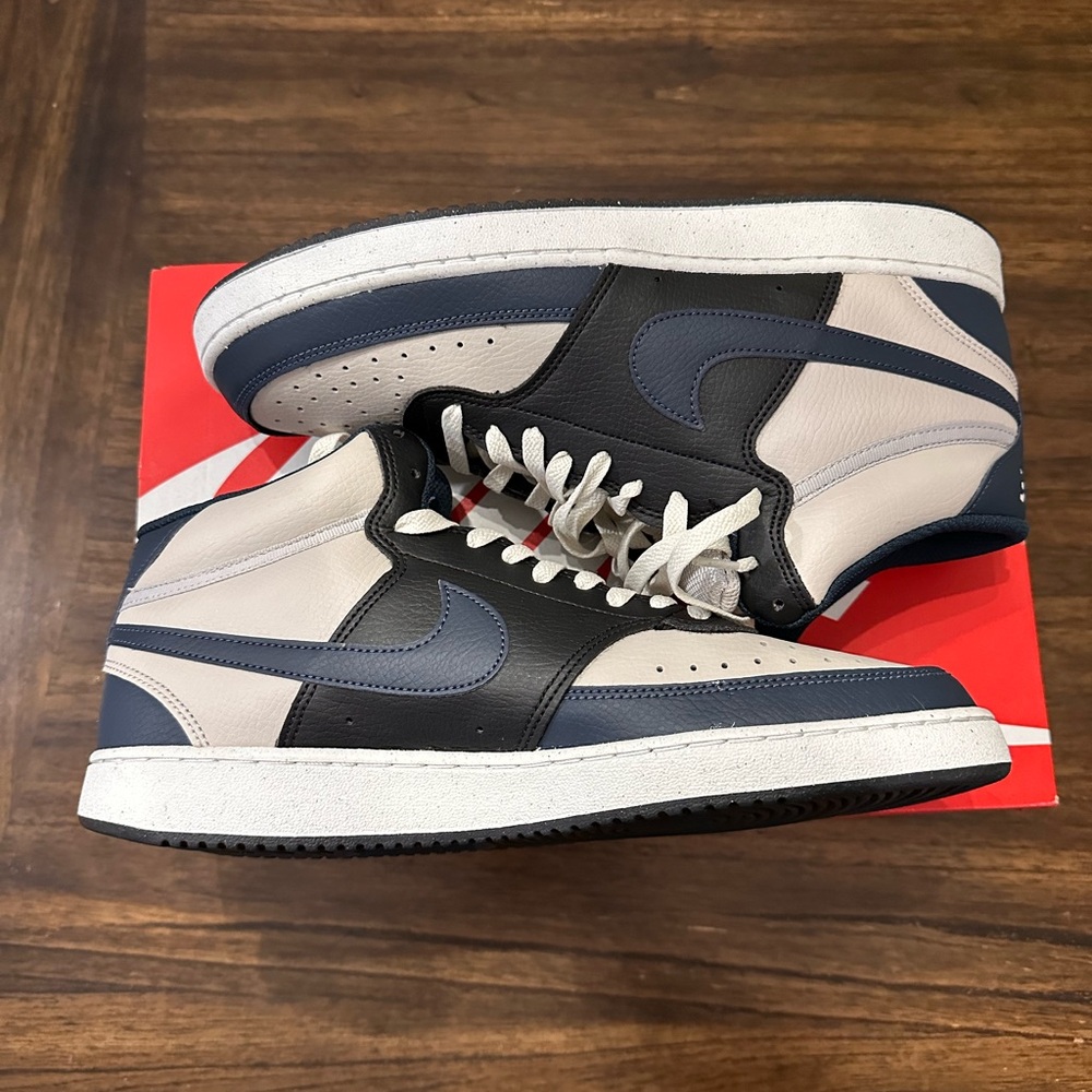 Men’s Nile Court Vision Mid Sneaker Size 10